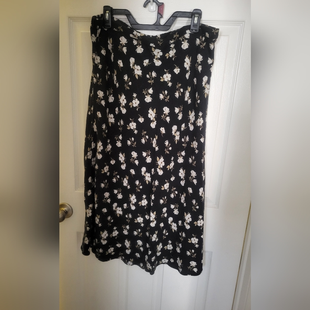 Old Navy Black and White Floral Pencil Skirt